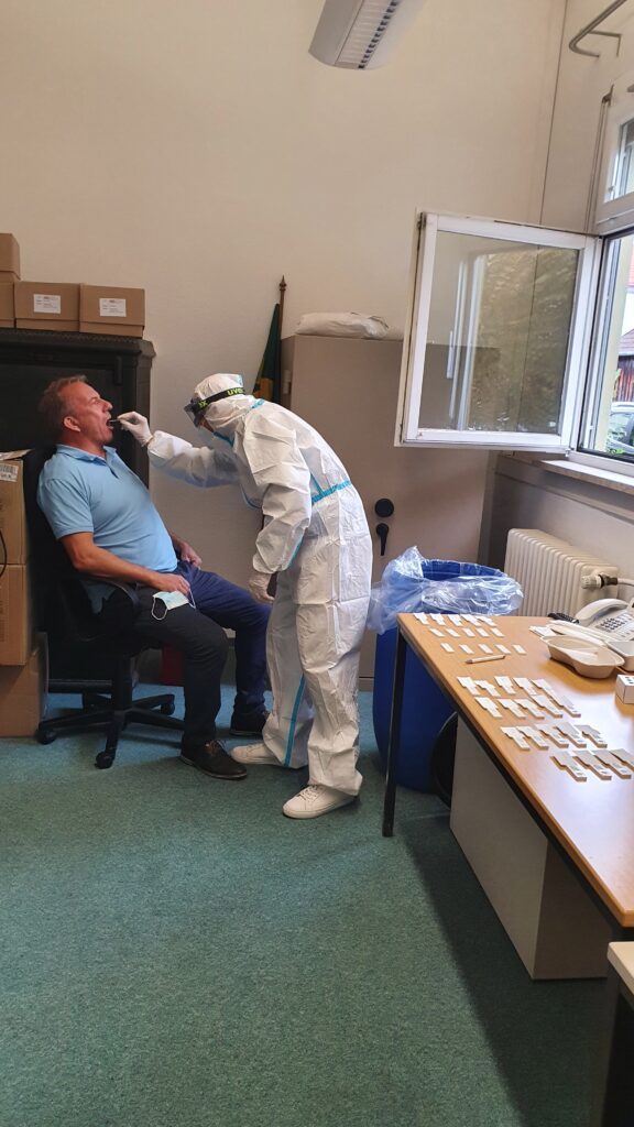 Häffner-Mitarbeiter beim kostenlosen Covid-19 Antigen-Schnelltest